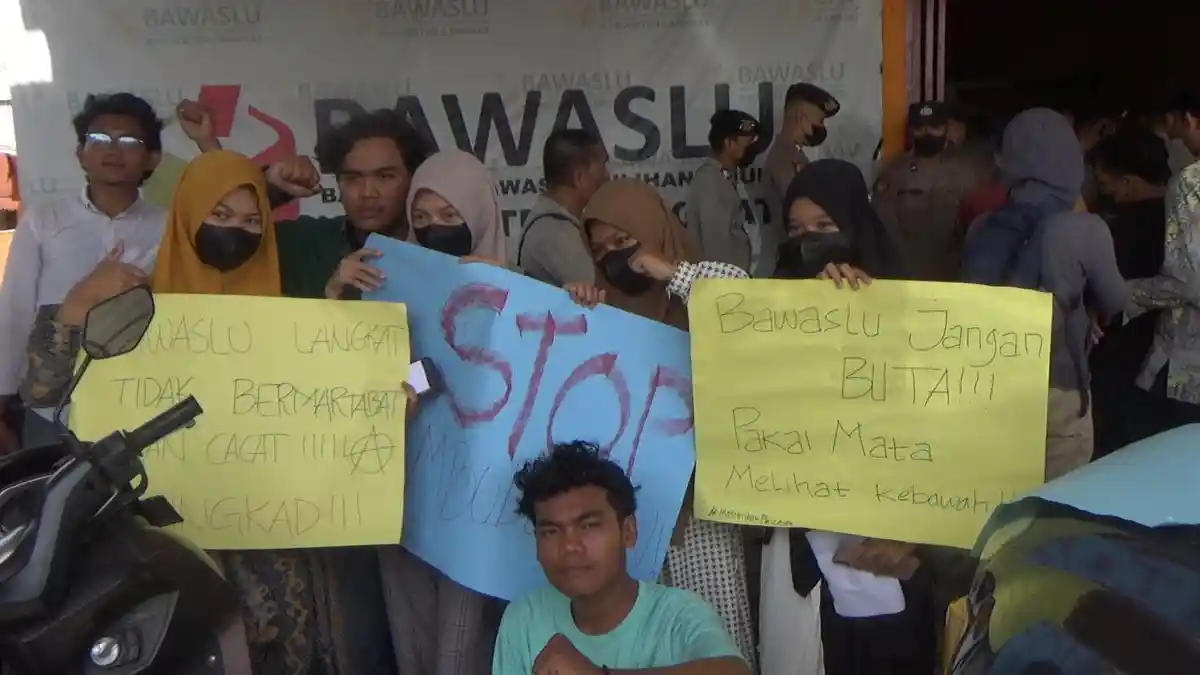 Mahasiswa Geruduk Kantor Bawaslu Langkat, Minta Proses Seleksi Calon Anggota Panwascam Diulang