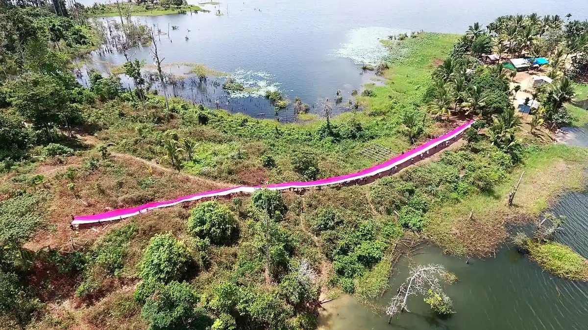 Bendera Merah Putih Raksasa Sepanjang 100 Meter Berkibar di Kampung Terluar Indonesia