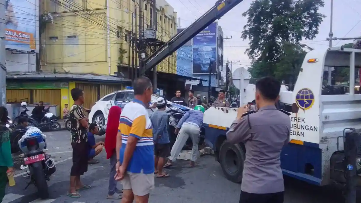 Kesaksian Warga Lihat Insiden Kecelakaan Mobil Polantas Medan dengan Terios di Jalan Juanda