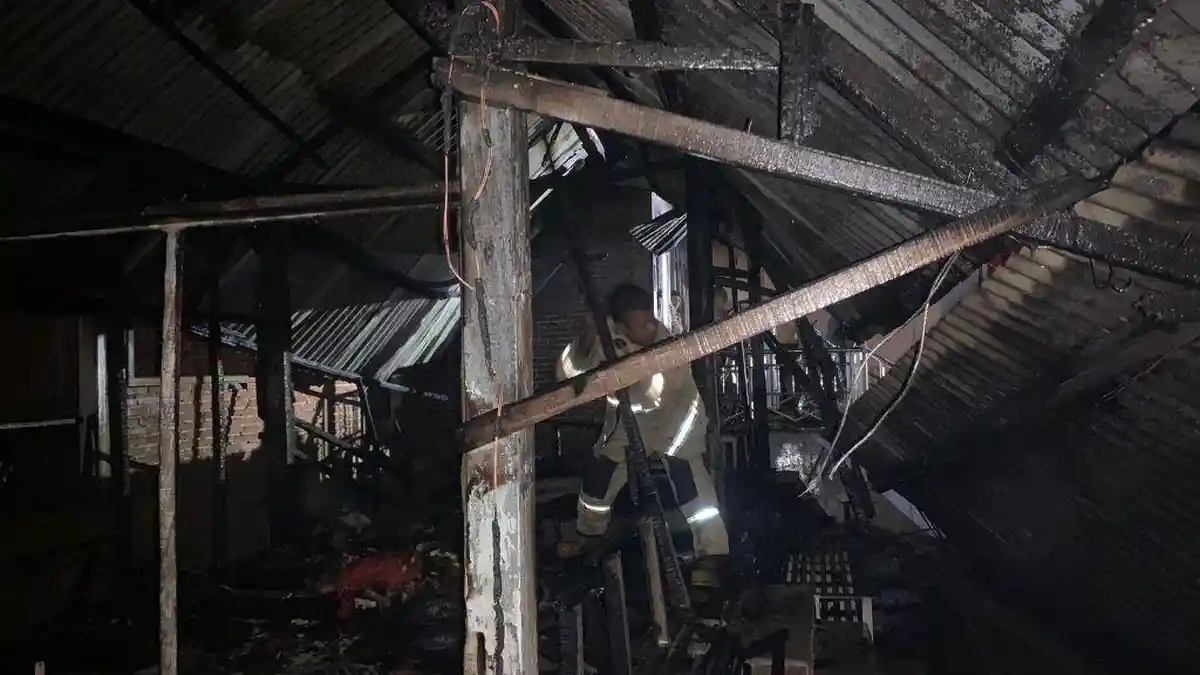 Rumah dan Balai Pengobatan di Aceh Besar Terbakar Saat Dini Hari, Dua Sepmor Juga ikut Dilalap Api