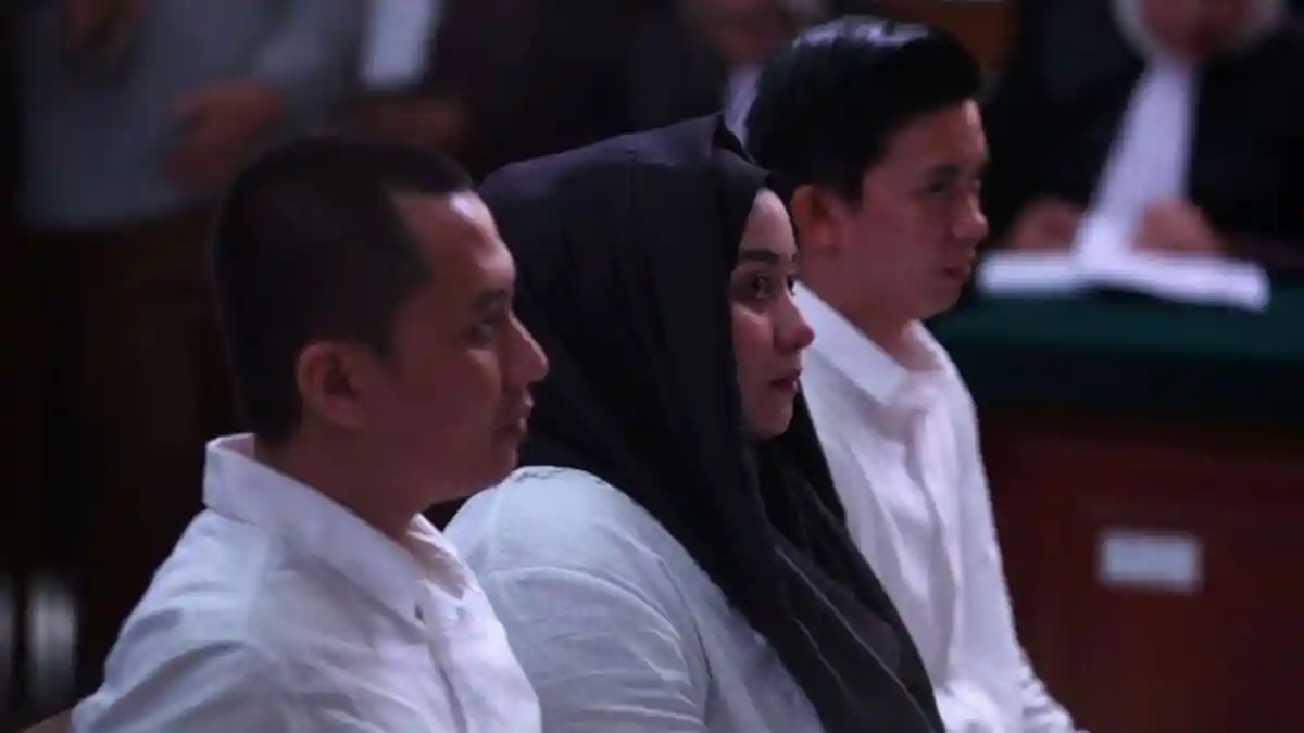 Dituntut Jaksa 20 Tahun Bos First Travel Menangis Dalam Sidang
