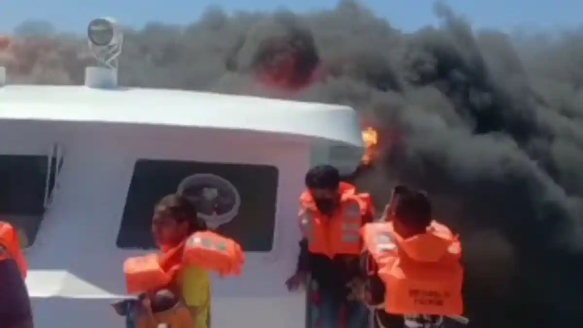 Kapal KM Cantika 77 yang Terbakar Angkut Ratusan Penumpang dan 10 Kru