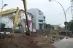 Tri Rismaharini Pantau Pengerukan Jalan Gubeng Ambles