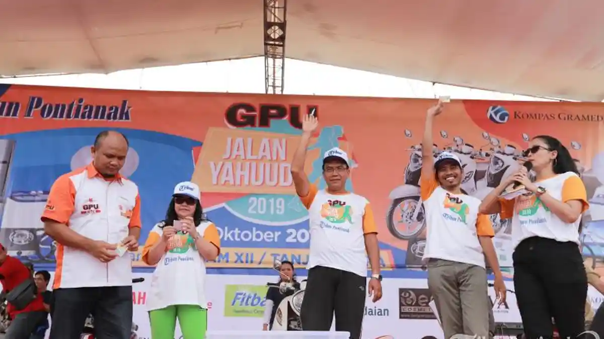 FOTO: Penyerahan Grand Prize 4 Unit Motor Pada Peserta Jalan Sehat GPU bersama Tribun Pontianak - area-sales-manager-kalimantan7.jpg