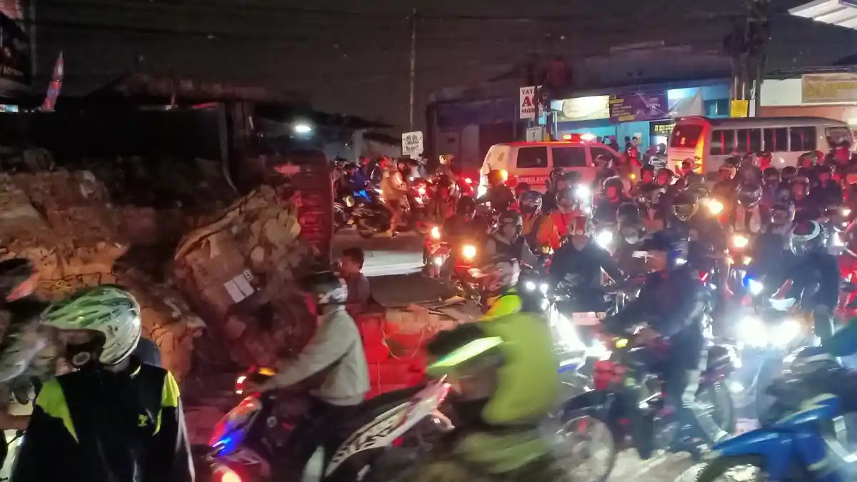 Truk Bermuatan Kardus Bekas Terguling di Cinunuk, Arah Cibiru dan Sebaliknya Macet