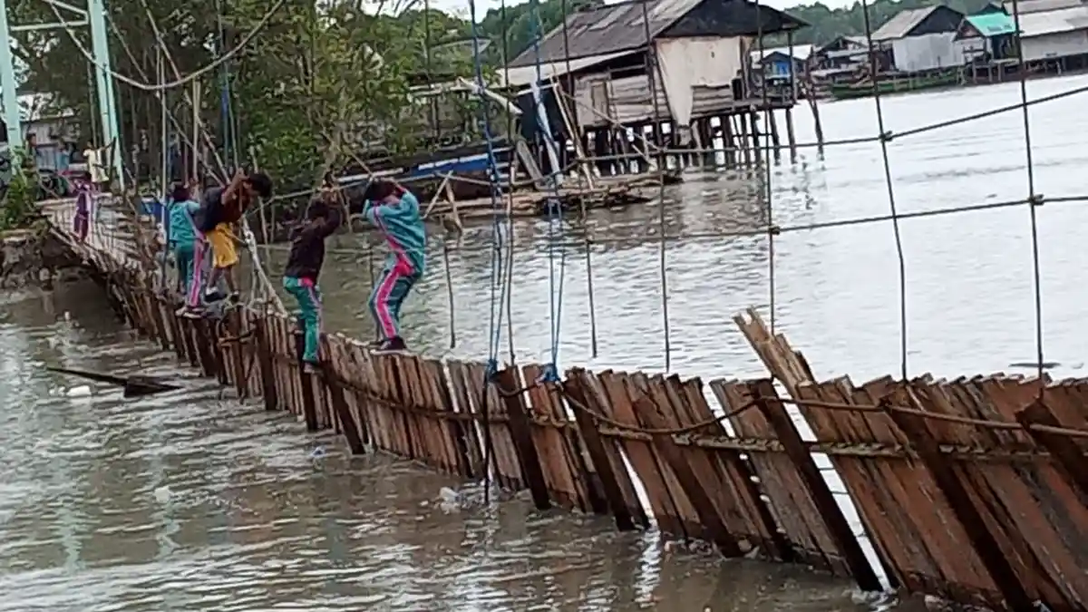 Akses di Dente Teladas Rusak, Siswa ke Sekolah Meniti Jembatan Putus