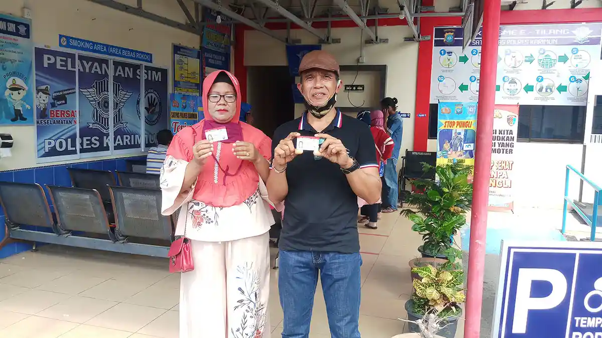 Sama-sama Lahir 1 Juli, Pasutri di Karimun Dapat SIM Gratis, HUT Bhayangkara ke-74 Polres Karimun