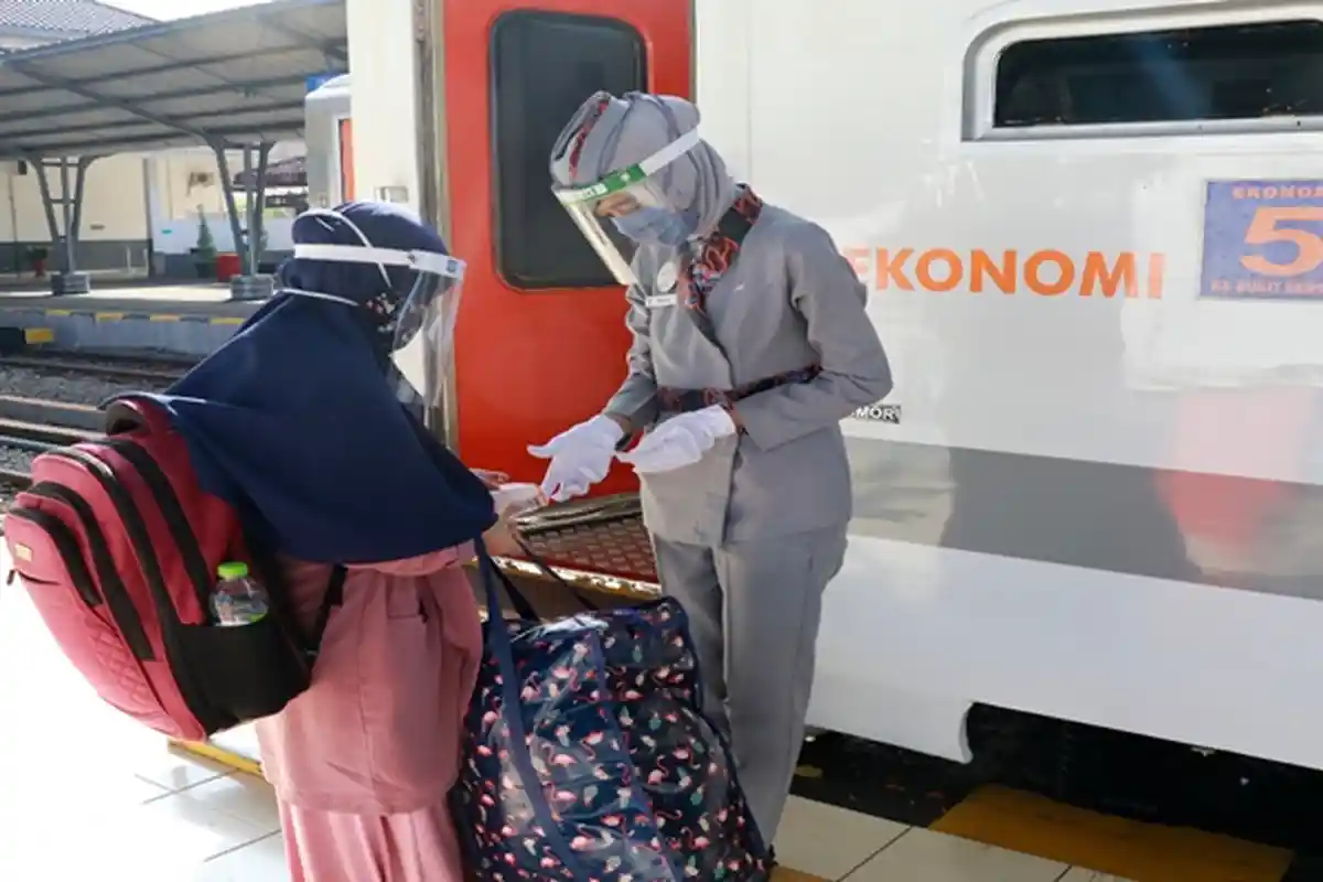 Syarat Naik Kereta Api, Penumpang Wajib Negatif RT-PCR Maksimal 3x24 Jam