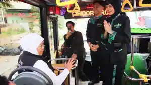 Gubernur-Jatim-Khofifah-Indar-Parawansa-saat-menjajal-layanan-Trans-Jatim.jpg