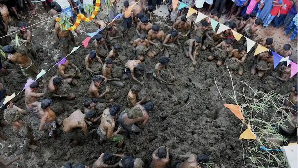 Warga India Berkubang Dengan Kotoran Sapi di Akhir Perayaan Diwali