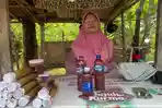 Hamnah-Penjual-Lemang-Tapai-di-jalan-Sungai-Rupat-Kota-Bengkulu.jpg