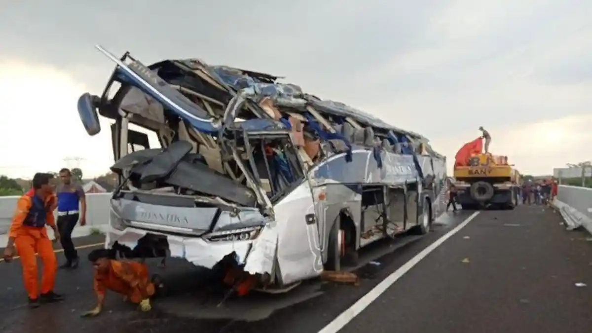 Update Bus New Shantika Terjun di Jalan Tol Pemalang, Angkut 23 Penumpang, Dua Orang Meninggal