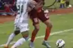 Diego Michel Berebut Bola Dengan M Faturohman