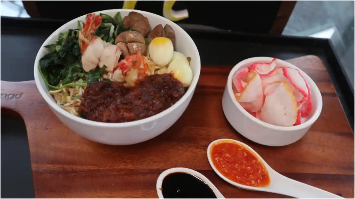 Mie Kangkung Bercitarasa Asam Gurih Pedas, Menu Khas Santan Resto yang Wajib Dicoba