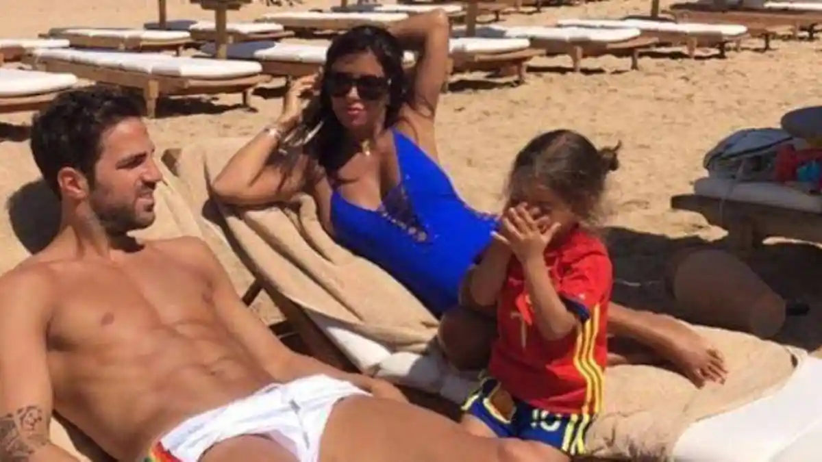 Cesc Fabregas Habiskan Masa Liburan Bareng Keluarga