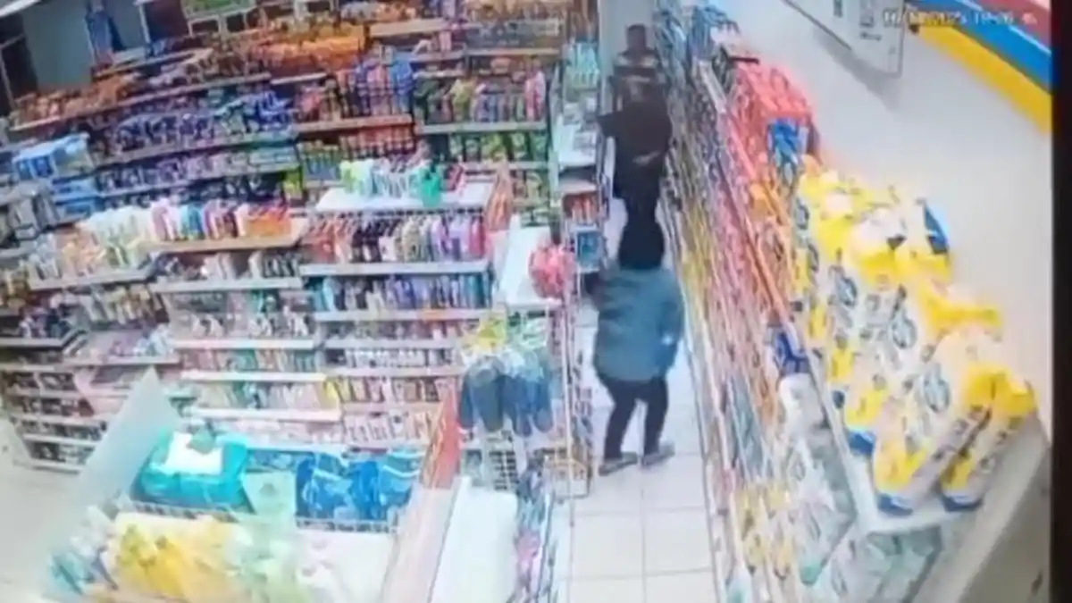 Aksi Komplotan Emak-emak Curi Susu Formula di Swalayan Brebes Terekam CCTV