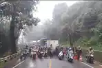 Imbas Longsor Susulan di Cadas Pangeran Sumedang, Kendaraan Mengular 1,5 Km