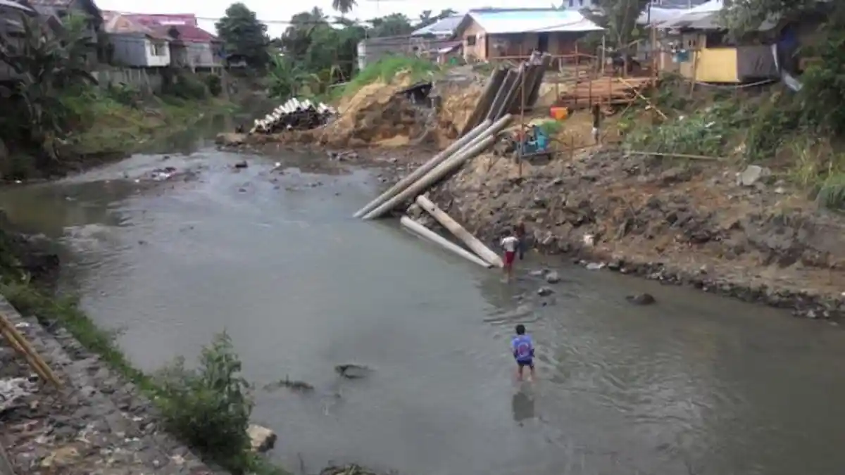 Warga Terpaksa Nyebur ke Sungai Karena Tak Ada Jembatan Darurat