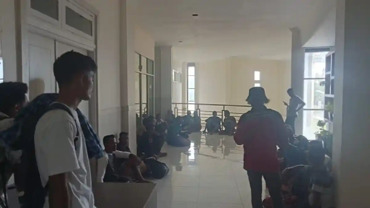 Warga Desa Cio Morotai Datangi Kantor Bupati Minta Lunasi Lahan yang Digusur
