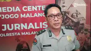Kasi-Humas-Polresta-Malang-Kota-Ipda-Lukman-Sobhikin-saat-menjelaskan-Yai-Mim.jpg