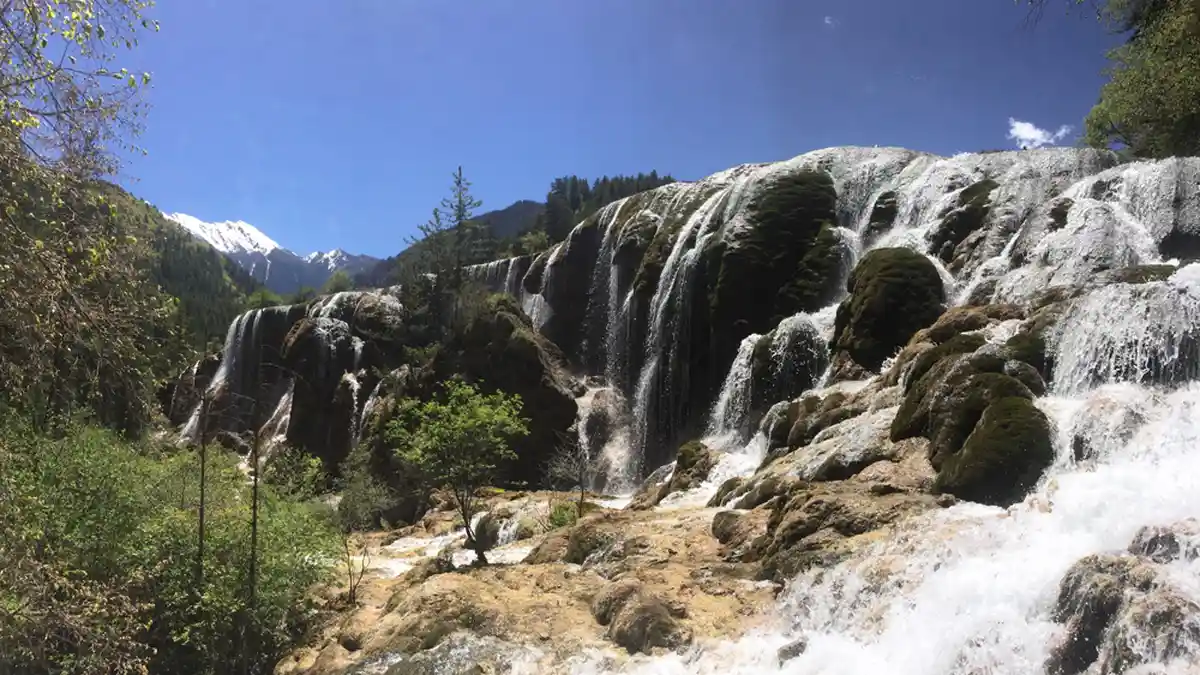 Indahnya Deburan Air yang Berkilauan Bak Ribuan Mutiara di Air Terjun Ini