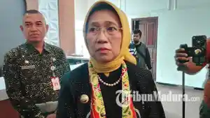Bupati-Lumajang-Indah-Amperawati-menjelaskan-rencana-penambahan-angkutan-sekolah-gratis.jpg