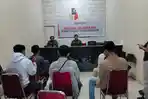 Jajaran-kesekretariatan-Bawaslu-Polman-saat-menerima-massa-aksi-dari-Ampas-Sulbar.jpg