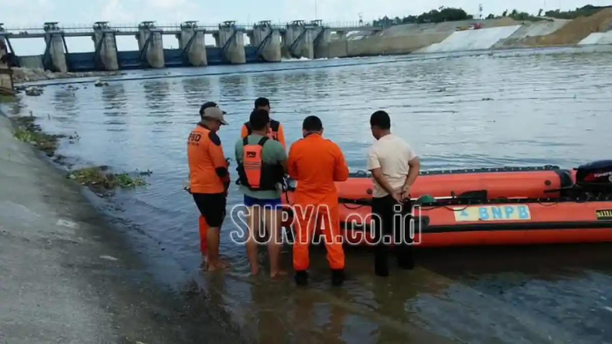 Pria Bojonegoro Terseret Arus di Bendung Gerak Bengawan Solo Saat Asyik Memancing