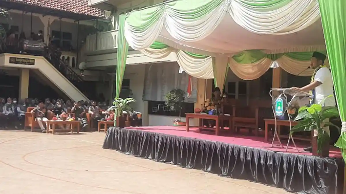 Kunjungi Sekolah, Bupati Gresik Ajak Pelajar Perangi Narkoba: Harus Dijauhi Bila Ingin Sukses