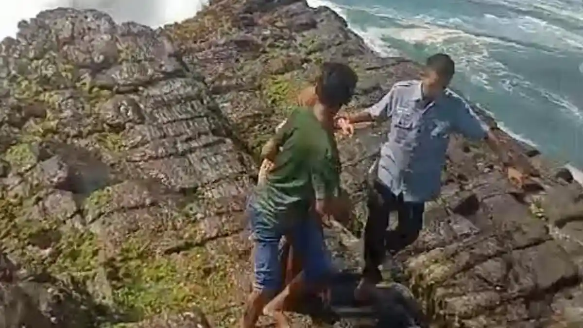 Tim SAR Gagalkan Perempuan Mencoba Bunuh Diri di Pantai Watu Ulo Jember