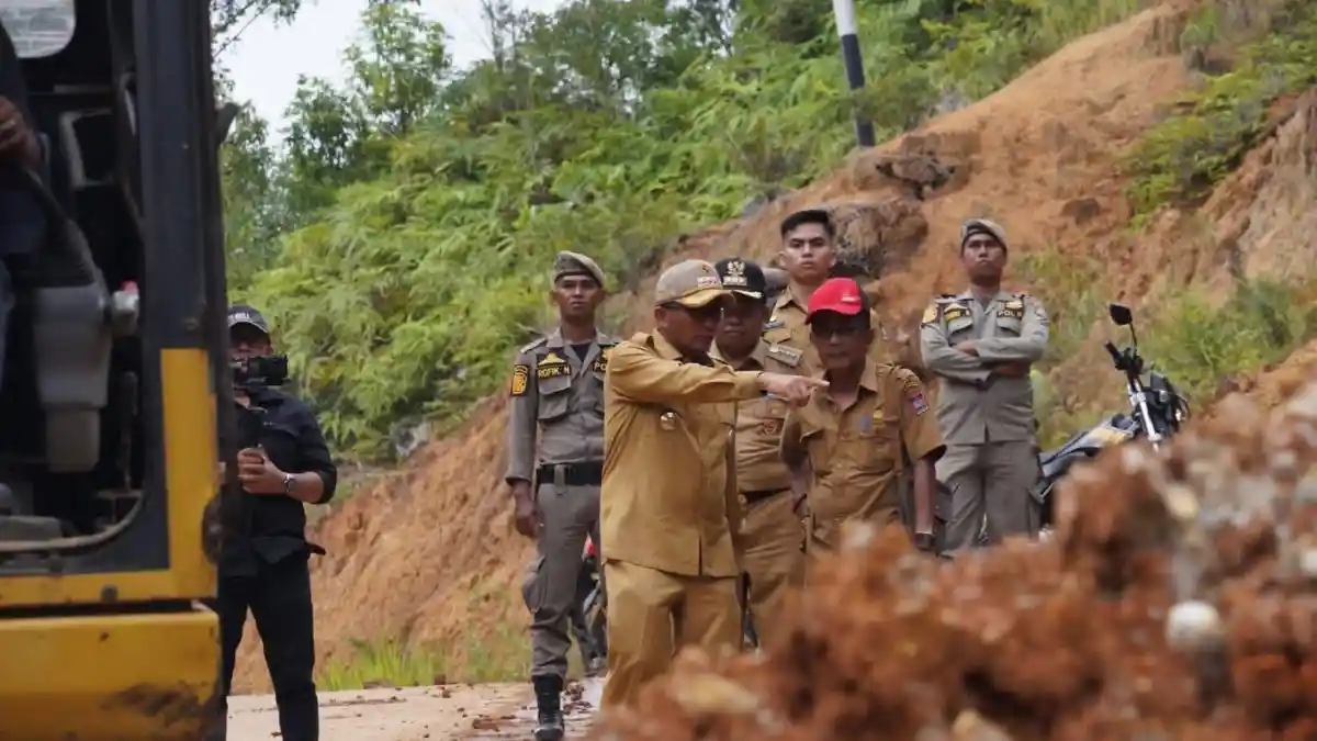 Wali kota Hendri Septa Tinjau, dan Sikapi Penyebab Longsor Lambung Bukit Kota Padang
