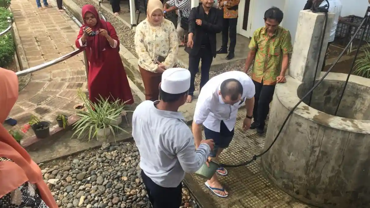 Di Tengah Hujan Lebat, LaNyalla Sempatkan Sholat Dhuhur di Rumah Pengasingan Soekarno