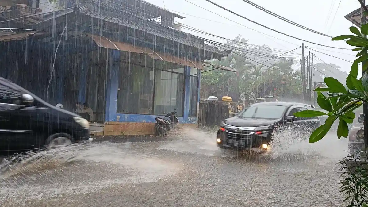 Jalan Raya Sayan Ubud Langganan Banjir Saat Hujan Lebat