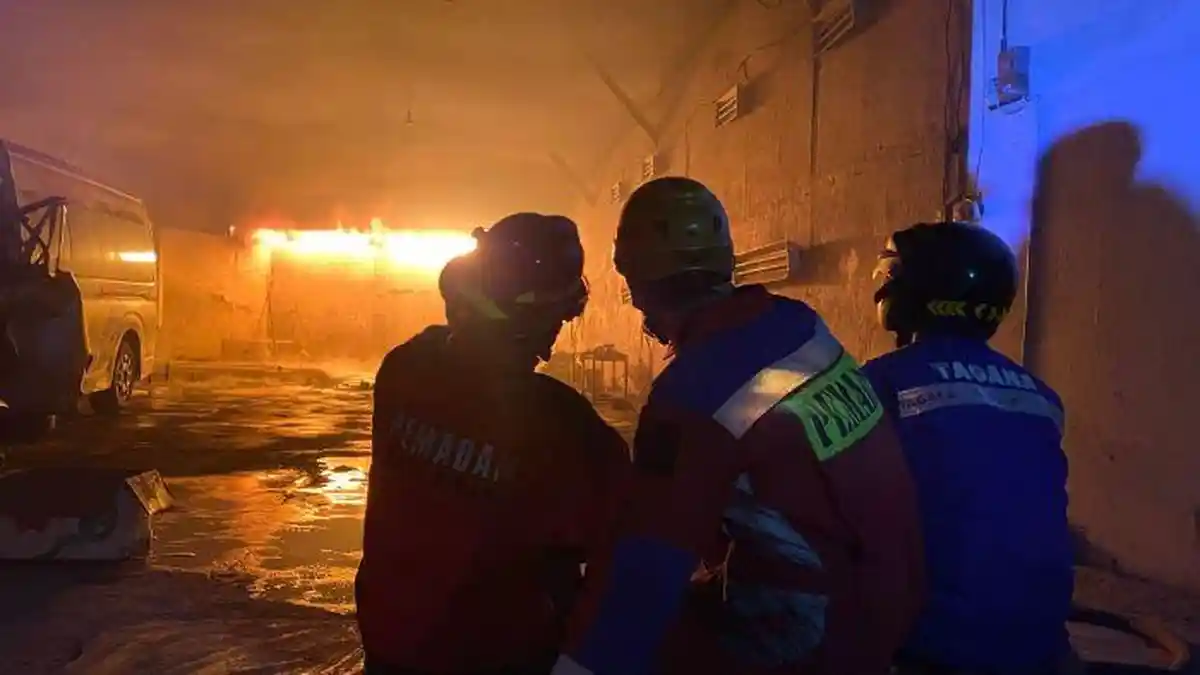 Kebakaran Hebat Terjadi di Kolonel Masturi Kota Cimahi, Satu Rumah Ikut Terimbas