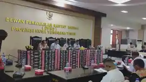 Suasana-RDP-di-Komisi-II-DPRD-NTT-membahas-polemik-Swasti-Sari.jpg