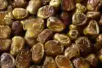 Pedagang Menawarkan Kurma