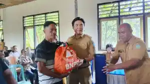 Bupati-Kepulauan-Sangihe-Michael-Thungari-beri-bantuan-kepada-warga.jpg