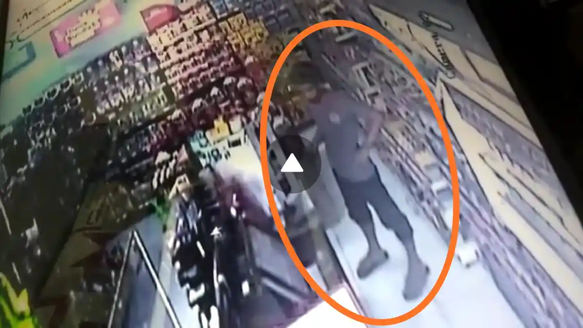Detik-detik Pria di Bulukumba Curi HP di Minimarket, Terekam CCTV