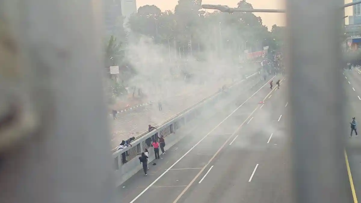 Polisi Lepas Tembakan Gas Air Mata di DPR, Pendemo Kocar-kacir ke Jalan Tol hingga Terkapar