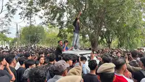 massa-ara-demo-kantor-gubernur-aceh_terkait-jka.jpg