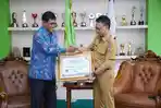 Anggota-Ombudsman-RI-Johanes-Widijantoro-menyerahkan-piagam-penghargaan-Predikat.jpg