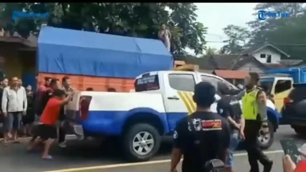 Video Mobil Polisi Digoyang Sopir Truk, Petugas Patroli Tak Berdaya dan Kabur