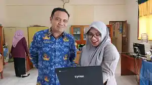 Kepsek-dan-guru-di-SMP-Negeri-1-Limboto-mengoperasikan-chromebook.jpg