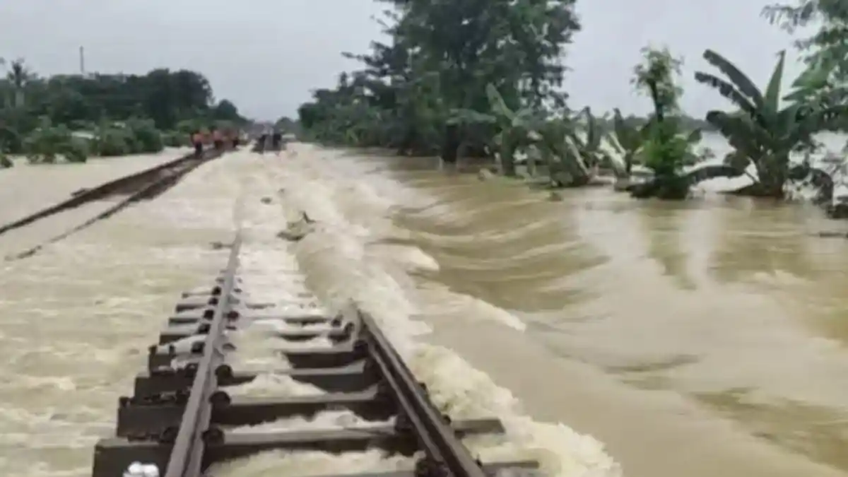 Jalur Rel Terendam, PT KAI Batalkan Sejumlah Perjalanan Kereta Api di Jalur Jakarta