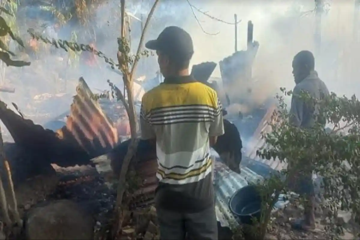 Korban Rumah Terbakar di Flores Timur Numpang Sementara ke Tetangga