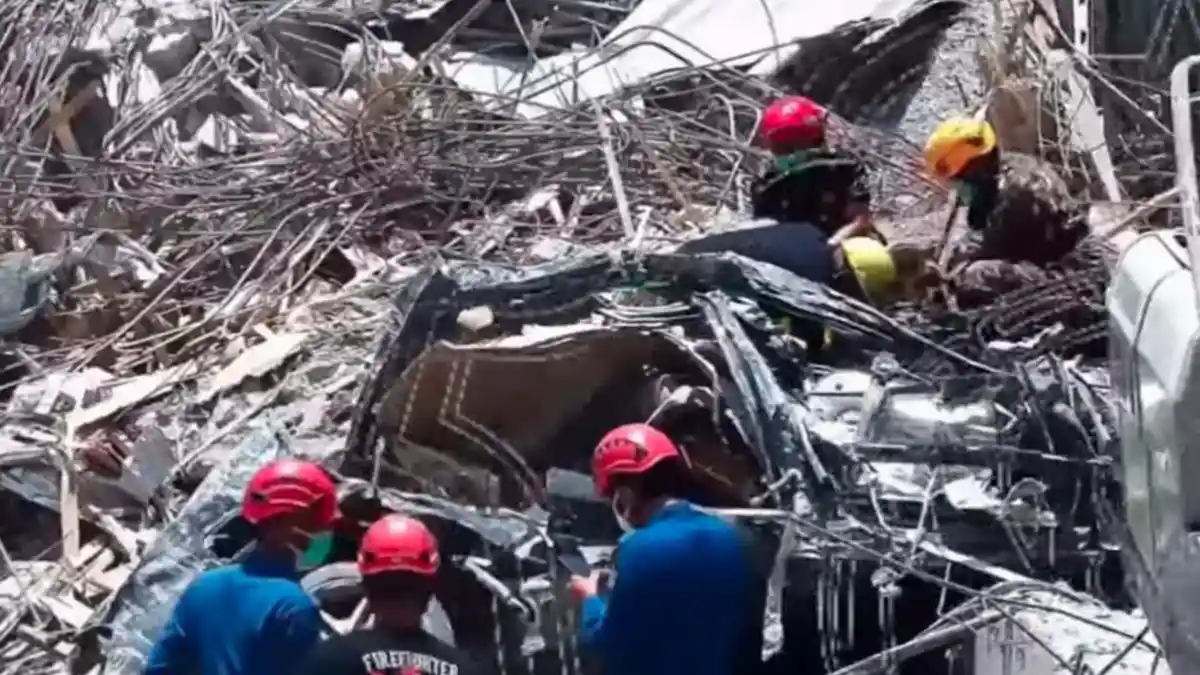 Bangkai Mobil Mercy Remuk di Reruntuhan Ponpes Al Khoziny,  Langsung Dingkirkan