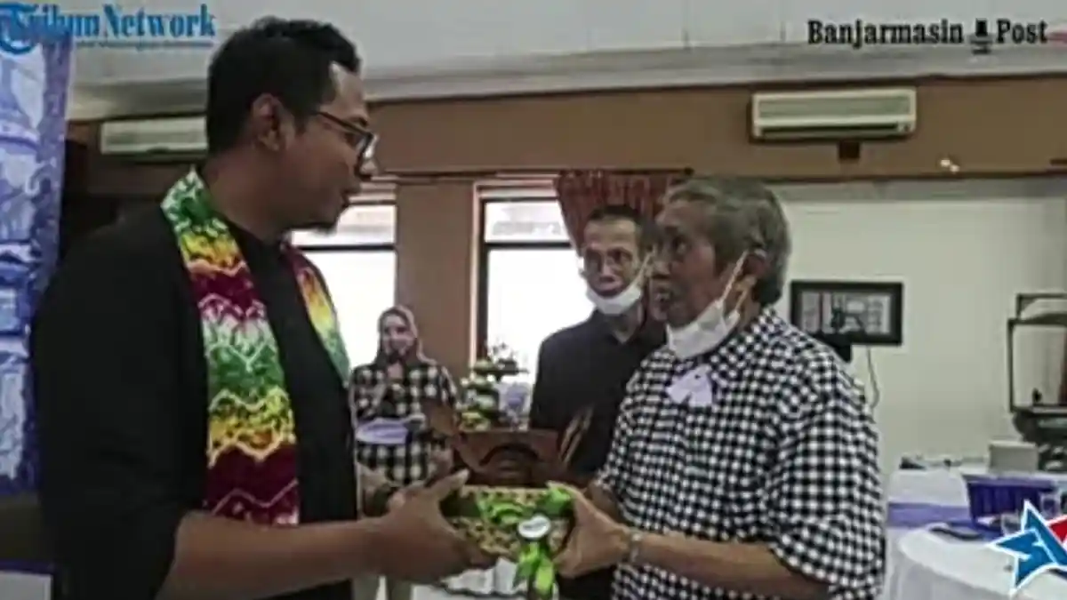 HUT ke 51 BPost, H Rusdi Effendi Terima Cendramata Olahan Limbah Kayu Ulin