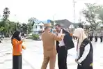 bupati-Tabalong-HM-Noor-Rifani-pasangkan-rompi-ke-petugas-Sensus-Ekonomi-2026.jpg