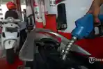 Warga-mengisi-bahan-bakar-minyak-BBM-jenis-Pertamax-di-SPBU.jpg