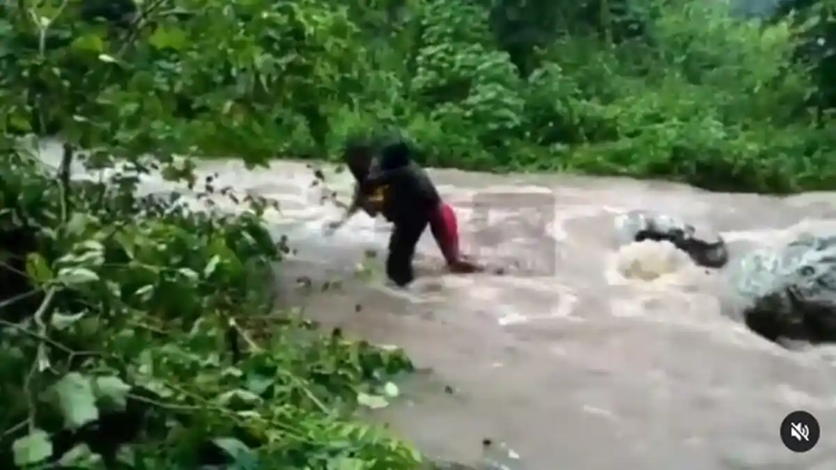 Viral Polisi Terjang Arus Sungai Sambil Gendong Mayat di Punggungnya